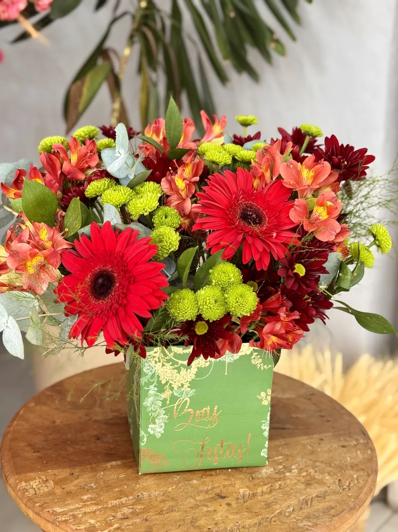 CACHEPOT COM FLORES VERMELHAS 